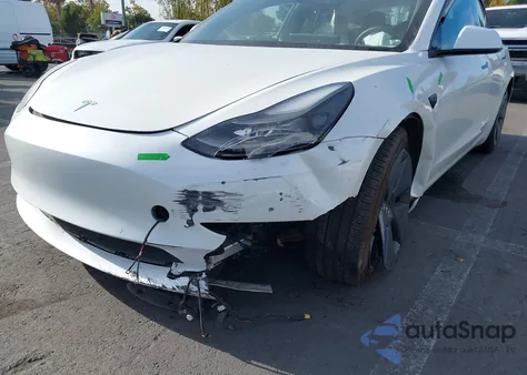 2021 Tesla Model 3 Standard Range Plus Rear-Wheel Drive z USA, uszkodzony, nr VIN 5YJ3E1EA7MF976855